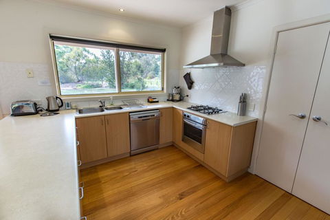 Acacia Lakehouse - The Lake At Your Doorstep - Accommodation Rockhampton 2