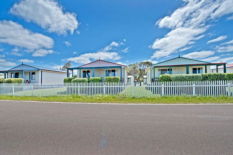 Acclaim Rose Gardens Beachside Holiday Park - Accommodation Rockhampton 1
