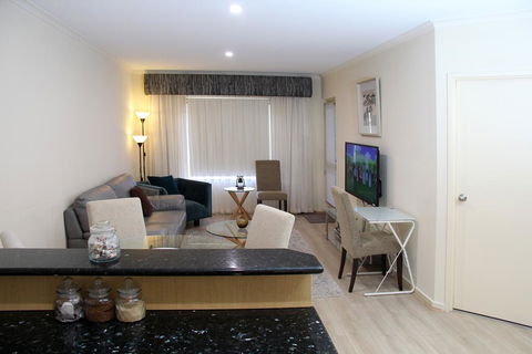 ADELAIDE CBD APARTMENT - 3BR, 2BATH & CARPARK - Accommodation Rockhampton 0