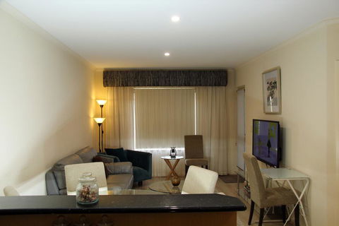 ADELAIDE CBD APARTMENT - 3BR, 2BATH & CARPARK - Accommodation Rockhampton 2