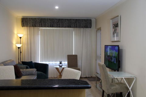 ADELAIDE CBD APARTMENT - 3BR, 2BATH & CARPARK - Accommodation Rockhampton 1