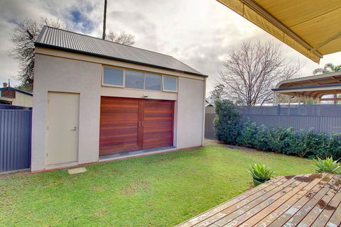 Adelaide Close CBD Large Private Studio Apartment In St Peters - Accommodation Rockhampton 3