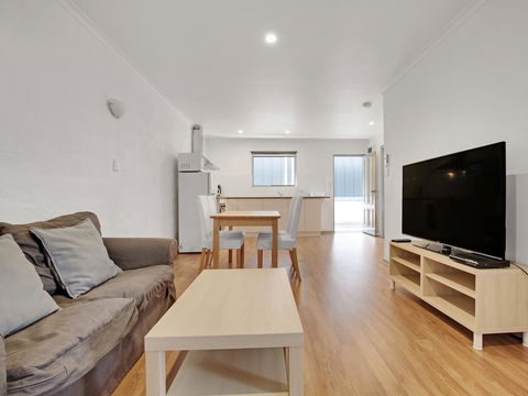 Adelaide Holiday Homes - Accommodation Rockhampton 2