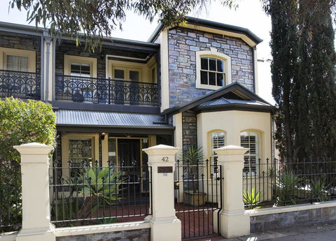 Adelaide Mackinnon - Accommodation Rockhampton 0