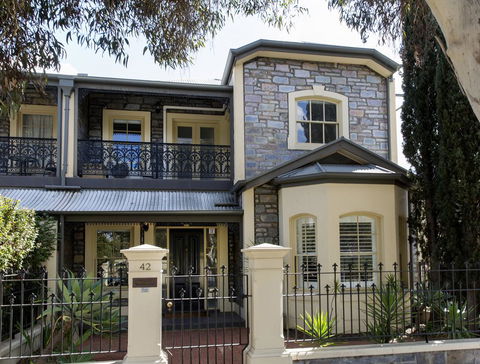 Adelaide Mackinnon - Accommodation Rockhampton 1