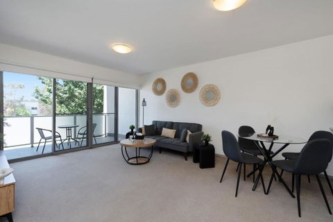 Elegant 2-Bed Apartment With Balcony - Accommodation Rockhampton 1