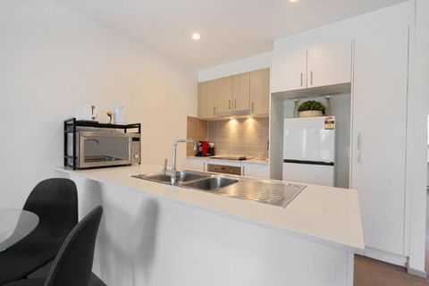 Elegant 2-Bed Apartment With Balcony - Accommodation Rockhampton 3
