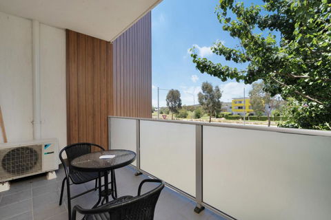 Elegant 2-Bed Apartment With Balcony - Accommodation Rockhampton 2