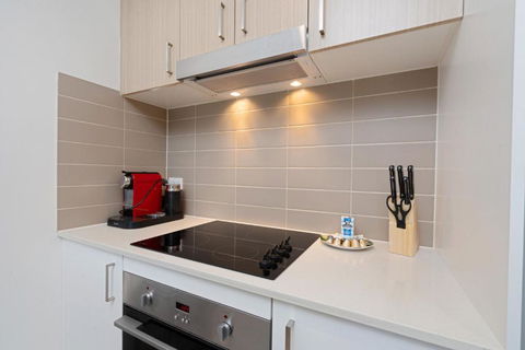 Elegant 2-Bed Apartment With Balcony - Accommodation Rockhampton 4