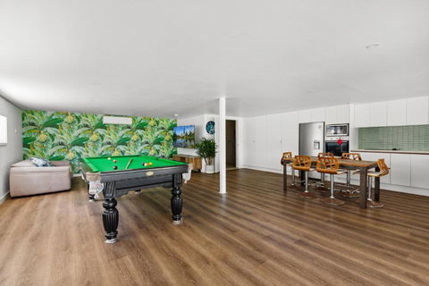 Elegant 3-Bed Home With Games Room & Balcony - Accommodation Rockhampton 2