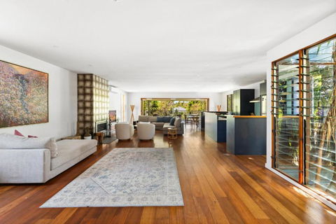 Elegant 3-Bed Home With Games Room & Balcony - Accommodation Rockhampton 3