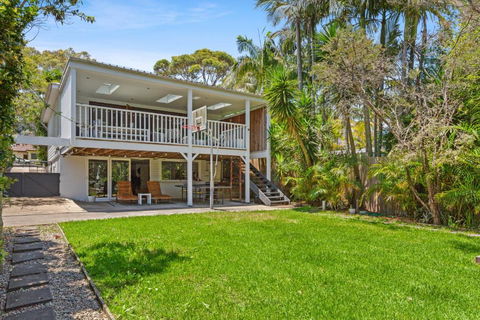 Elegant 3-Bed Home With Games Room & Balcony - Accommodation Rockhampton 4
