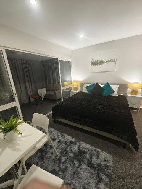 Entire Studio Apartment - Self Check-in - Accommodation Rockhampton 0
