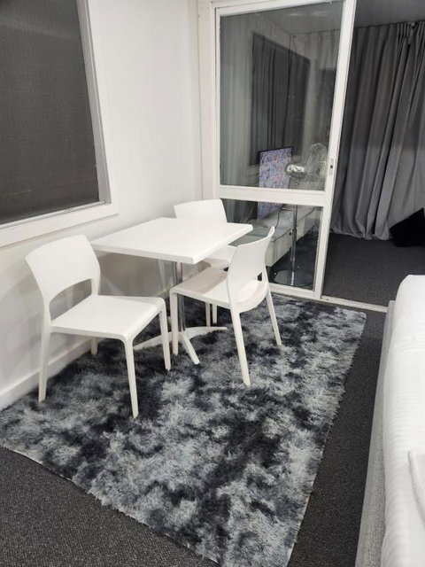 Entire Studio Apartment - Self Check-in - Accommodation Rockhampton 4