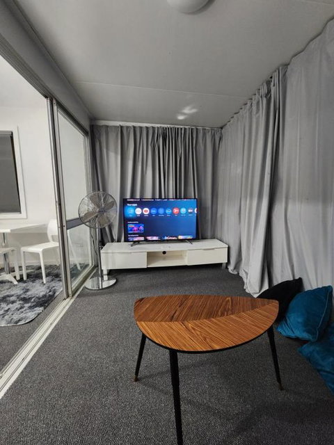 Entire Studio Apartment - Self Check-in - Accommodation Rockhampton 1