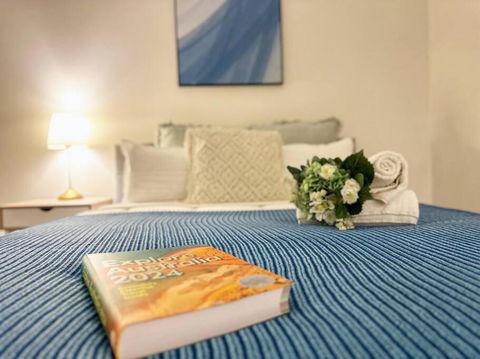 FC104 -1 BATH 2 BR Modern Oasis With, Pool & Gym - Accommodation Rockhampton 2