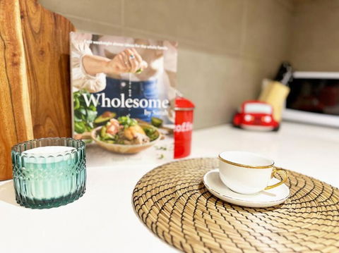 FC104 -1 BATH 2 BR Modern Oasis With, Pool & Gym - Accommodation Rockhampton 3