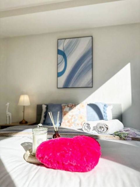 FC104 -1 BATH 2 BR Modern Oasis With, Pool & Gym - Accommodation Rockhampton 0