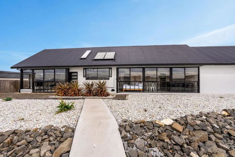 Expansive River-View Oasis - Accommodation Rockhampton 0