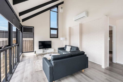 Expansive River-View Oasis - Accommodation Rockhampton 1