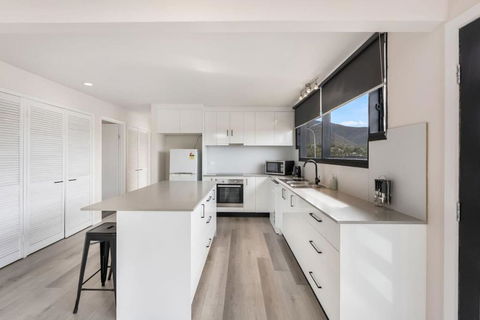 Expansive River-View Oasis - Accommodation Rockhampton 2