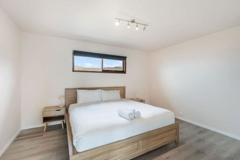 Expansive River-View Oasis - Accommodation Rockhampton 3