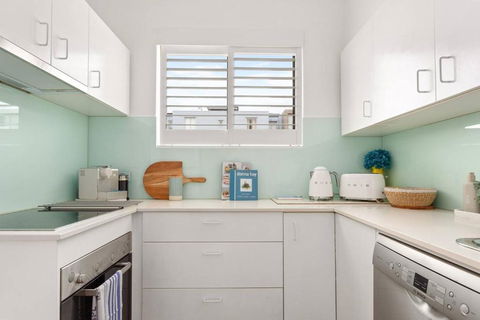 Fine Pine - Beachside Lifestyle With Two Balconies - Accommodation Rockhampton 4