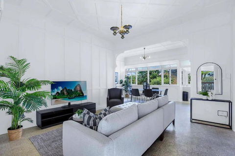 Five-Bedroom Heritage Home - Accommodation Rockhampton 0