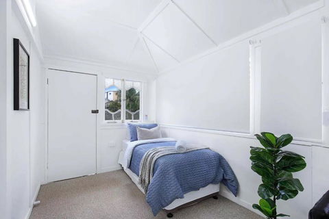 Five-Bedroom Heritage Home - Accommodation Rockhampton 3