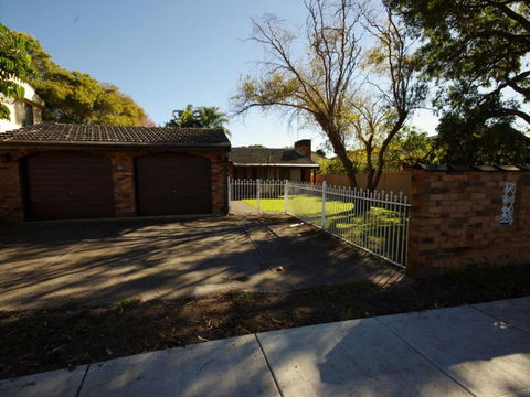 Fravent House - Accommodation Rockhampton 0