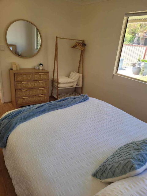 G&R Beach Cottage - Accommodation Rockhampton 0