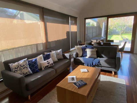 GALWAY COTTAGE - Accommodation Rockhampton 0