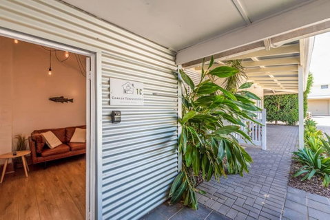 Gawler Townhouses 1C , 1 Queen Bed - Accommodation Rockhampton 1