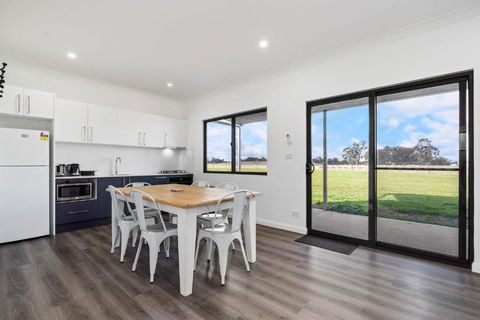 Glenowrie Cottage - 2 King Beds - Close To Cadia - Accommodation Rockhampton 0