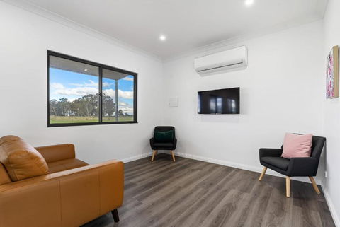 Glenowrie Cottage - 2 King Beds - Close To Cadia - Accommodation Rockhampton 3