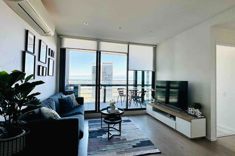 Free Parking Private Room In Docklands - Amazing View - Shared Washroom - Homestay With Host - Accommodation Rockhampton 2
