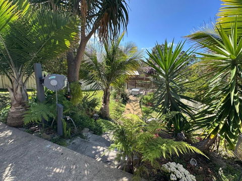 Garden View Single Ensuite Room - Accommodation Rockhampton 0