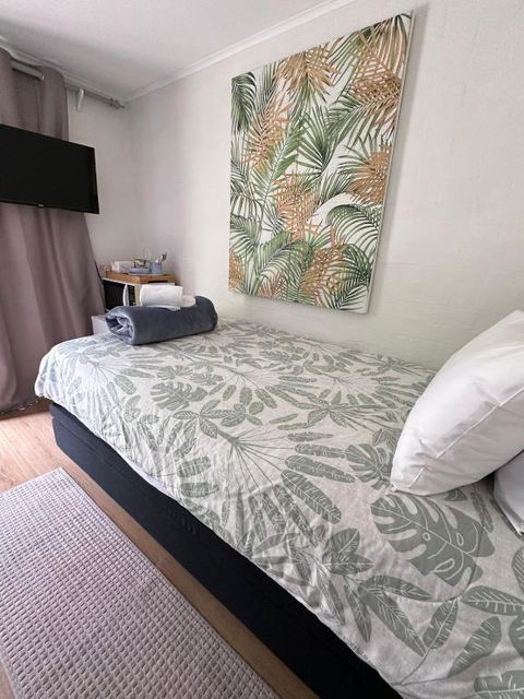 Garden View Single Ensuite Room - Accommodation Rockhampton 1
