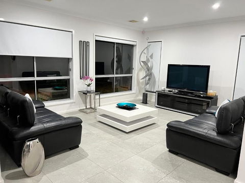 Gungahlin Luxe 5 Bedroom 2 Storey Home With Views Canberra - Accommodation Rockhampton 1