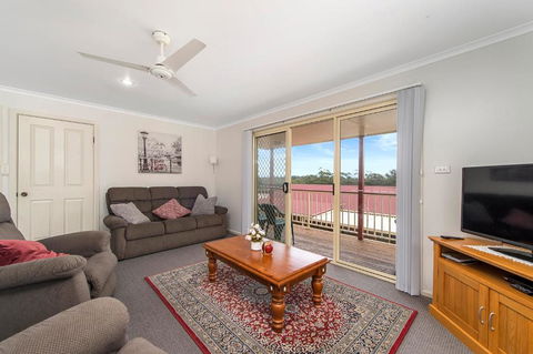 H1211 Mission Terrace Lakewood Heights Estate - Accommodation Rockhampton 1