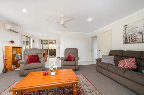 H1211 Mission Terrace Lakewood Heights Estate - Accommodation Rockhampton 2