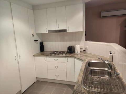 Ground Level 2BR 2BA Apartment W Courtyard - Accommodation Rockhampton 3
