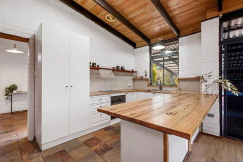 Hillside Retreat- Your Tranquil Home Away - Accommodation Rockhampton 1