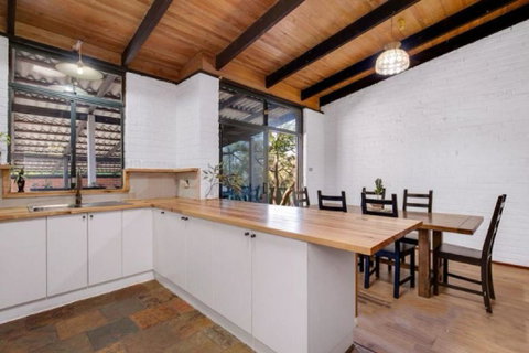 Hillside Retreat- Your Tranquil Home Away - Accommodation Rockhampton 3