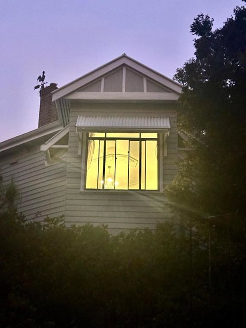 Hilltop Cottage - Accommodation Rockhampton 3