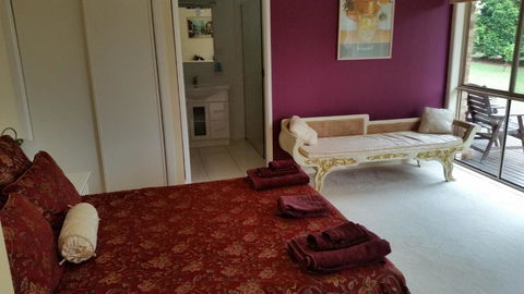 Hilltop Hideaway - Accommodation Rockhampton 3