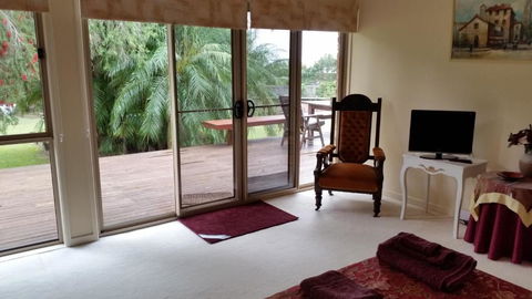 Hilltop Hideaway - Accommodation Rockhampton 2
