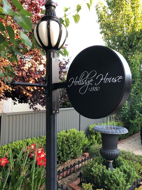 Hollidge House 5 Star Luxury Apartments - Accommodation Rockhampton 0