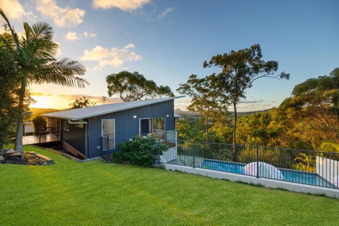 Hinterland Dreamers Poolside Retreat - Accommodation Rockhampton 3