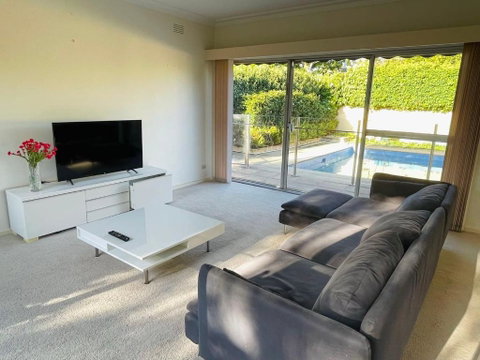 Home In Brighton - Accommodation Rockhampton 0